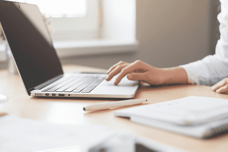 mujer con laptop