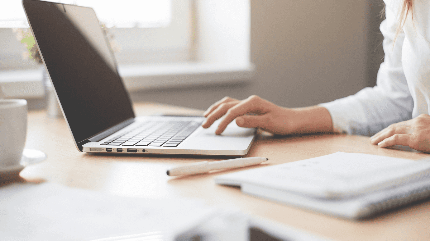 mujer con laptop